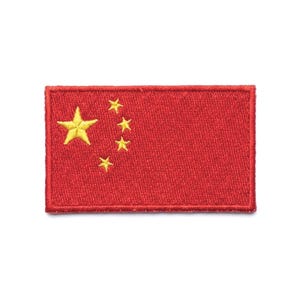 Op de afbeelding: Een rechthoekige rode patch met de vlag van China. Het ontwerp toont een grote gele ster in de linkerbovenhoek en vier kleinere gele sterren rechts, allemaal geborduurd op een rode achtergrond.