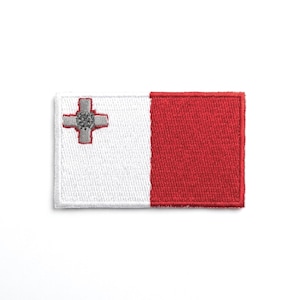 Może przedstawiać: Rustykalny drewniany szyld z napisem "Welcome to our home" w białych literach. Szyld ma postarzaną powierzchnię i prosty, zachęcający design, idealny na ganek lub do wejścia.