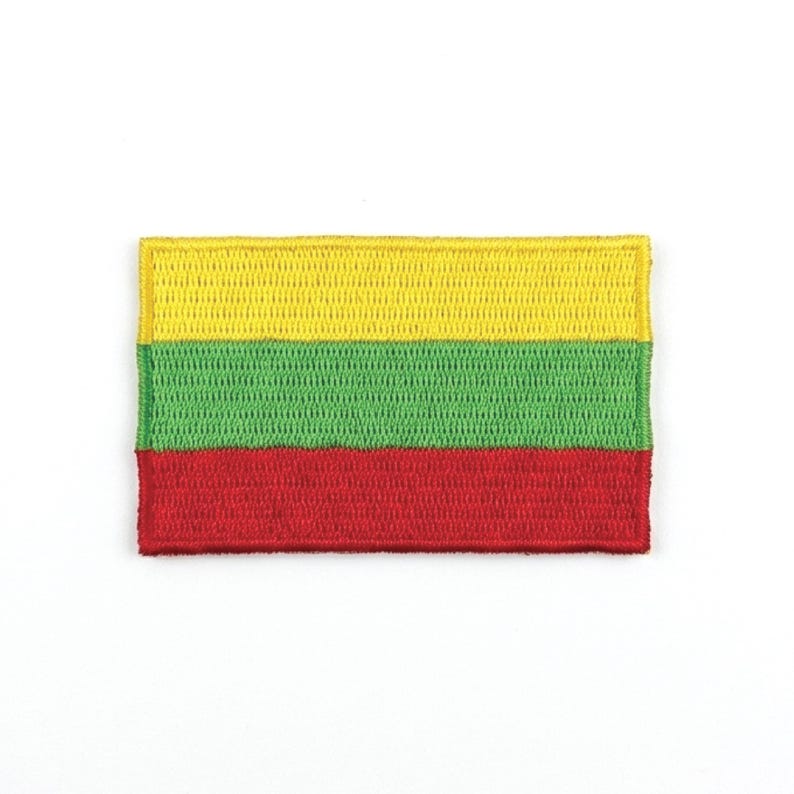 Puede incluir: Parche bordado con la bandera de Lituania. El parche rectangular muestra tres franjas horizontales: amarilla en la parte superior, verde en el medio y roja en la parte inferior. El parche est&aacute; sobre un fondo blanco.