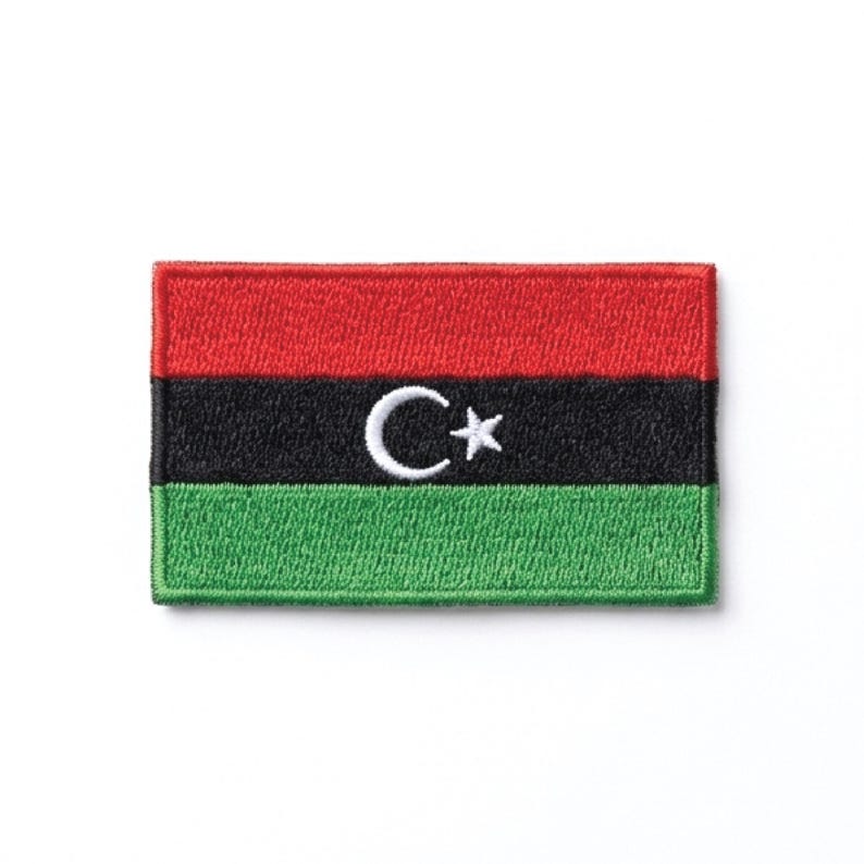 K&ouml;nnte beinhalten: Gestickter Aufn&auml;her mit der Flagge Libyens. Der rechteckige Aufn&auml;her hat horizontale Streifen in Rot, Schwarz und Gr&uuml;n. Ein wei&szlig;er Halbmond und Stern sind auf dem schwarzen Streifen zentriert.