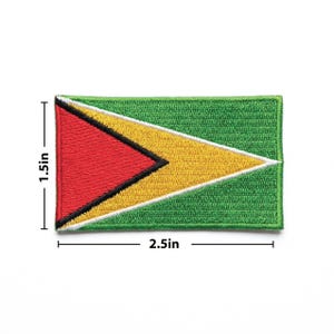 Peut inclure: &Eacute;cusson brod&eacute; rectangulaire du drapeau du Guyana. Le drapeau pr&eacute;sente un fond vert avec une pointe de fl&egrave;che jaune, un triangle rouge et des bordures noires et blanches. Mesure 6,35 cm sur 3,81 cm.