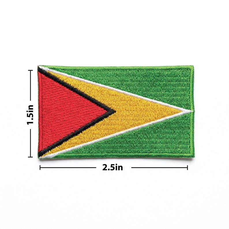 Peut inclure: &Eacute;cusson brod&eacute; rectangulaire du drapeau du Guyana. Le drapeau pr&eacute;sente un fond vert avec une pointe de fl&egrave;che jaune, un triangle rouge et des bordures noires et blanches. Mesure 6,35 cm sur 3,81 cm.