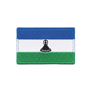 Könnte beinhalten: Rechteckiger Aufnäher mit der Flagge von Lesotho. Das Flaggen-Design umfasst horizontale Streifen in Blau, Weiß und Grün, mit einem schwarzen Basotho-Hut-Emblem in der Mitte. Der Aufnäher hat einen blauen Rand.