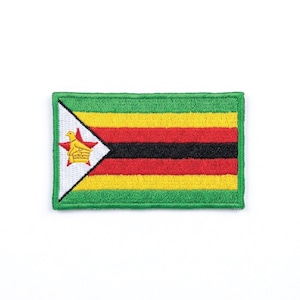 Könnte beinhalten: Gestickter Aufnäher mit der Flagge von Simbabwe. Der rechteckige Aufnäher hat einen grünen Rand und ein Design aus horizontalen Streifen in Grün, Gelb, Rot und Schwarz. Ein weißes Dreieck mit einem goldenen Vogel und einem roten Stern befindet sich links.