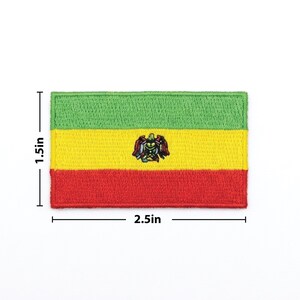 Peut inclure: &Eacute;cusson brod&eacute; avec un design tricolore horizontal vert, jaune et rouge, avec un embl&egrave;me central. L'&eacute;cusson mesure 6,35 cm de large et 3,81 cm de haut.