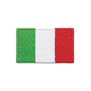 Può includere: Toppa ricamata con la bandiera italiana. La toppa rettangolare mostra le strisce verticali della bandiera in verde, bianco e rosso. I bordi sono accuratamente cuciti, conferendole un aspetto rifinito. Ideale per abbigliamento o accessori.
