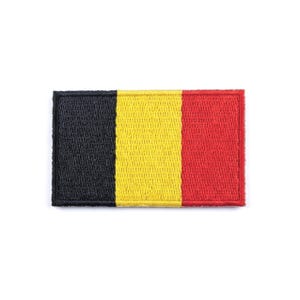 Könnte beinhalten: Rechteckiger Aufnäher mit der belgischen Flagge. Das Design zeigt drei vertikale Streifen in Schwarz, Gelb und Rot. Der Aufnäher hat eine strukturierte Oberfläche und die Farben sind lebendig.