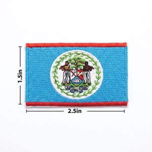 Pu&ograve; includere: Una toppa rettangolare con la bandiera del Belize. La toppa &egrave; larga 6,35 cm e alta 3,81 cm. La bandiera ha uno sfondo azzurro con un cerchio bianco al centro, contenente lo stemma del Belize. Il bordo &egrave; rosso.