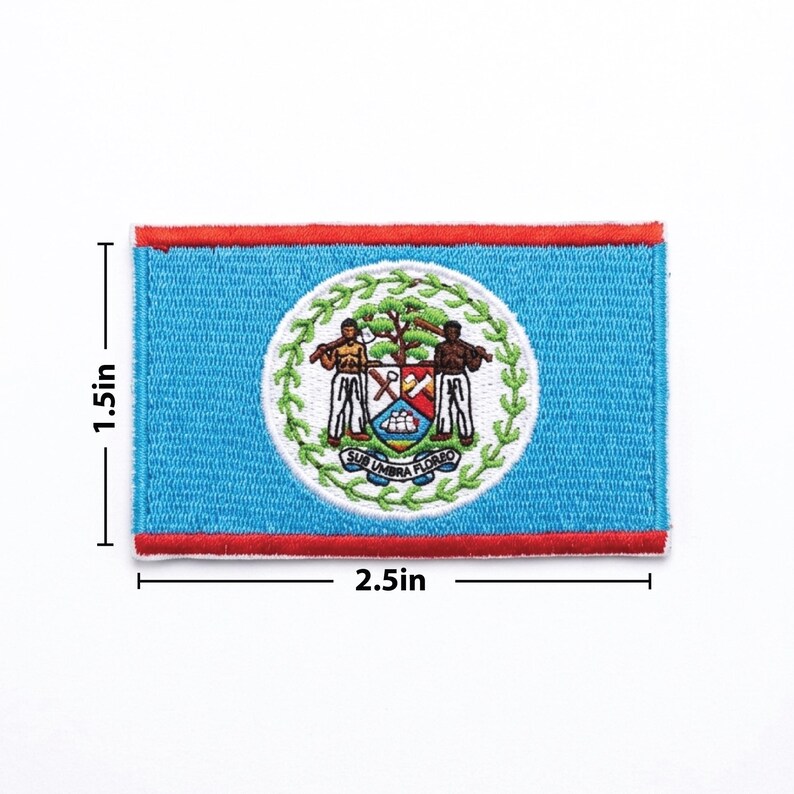 Pu&ograve; includere: Una toppa rettangolare con la bandiera del Belize. La toppa &egrave; larga 6,35 cm e alta 3,81 cm. La bandiera ha uno sfondo azzurro con un cerchio bianco al centro, contenente lo stemma del Belize. Il bordo &egrave; rosso.