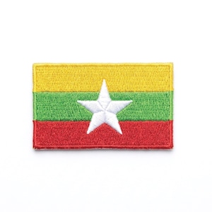 Op de afbeelding: Geborduurde patch met de vlag van Myanmar. De rechthoekige patch heeft horizontale strepen in geel, groen en rood, met een witte ster in het midden. Voor kleding of accessoires.