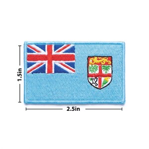 Pu&ograve; includere: Una toppa rettangolare con la bandiera delle Fiji. La toppa &egrave; azzurra con la Union Jack nell'angolo in alto a sinistra e lo stemma delle Fiji a destra. La toppa misura 6,35 cm di larghezza e 3,81 cm di altezza.