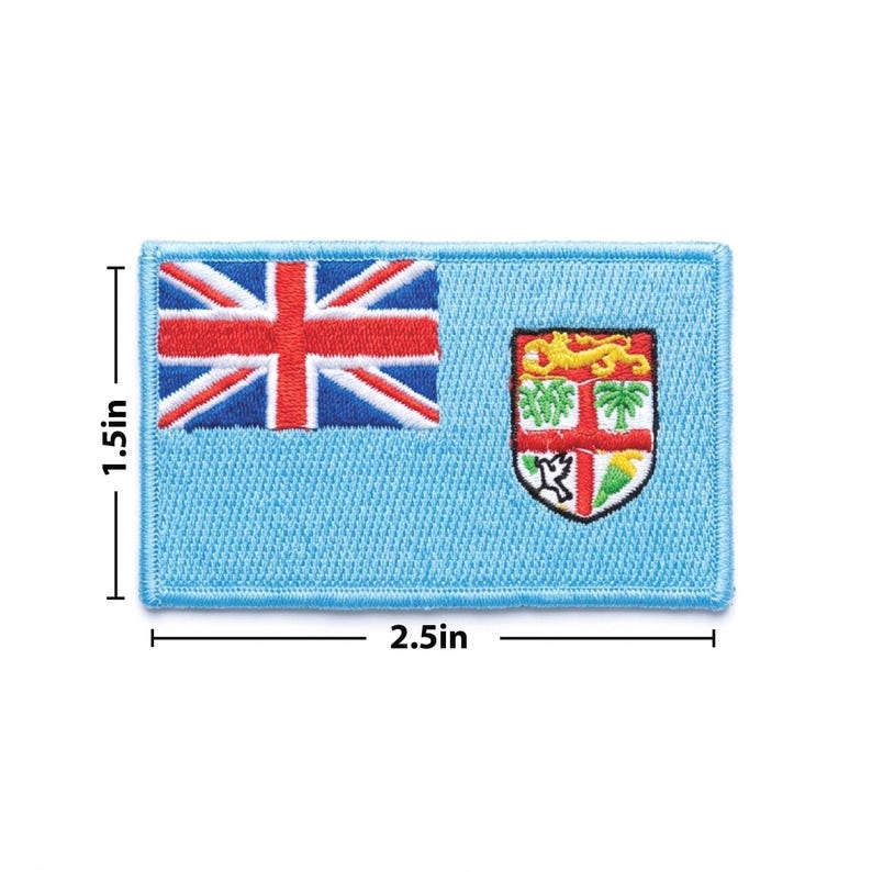 Pu&ograve; includere: Una toppa rettangolare con la bandiera delle Fiji. La toppa &egrave; azzurra con la Union Jack nell'angolo in alto a sinistra e lo stemma delle Fiji a destra. La toppa misura 6,35 cm di larghezza e 3,81 cm di altezza.