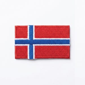 Peut inclure: Écusson brodé représentant le drapeau de la Norvège. Le patch rectangulaire a un fond rouge avec une croix bleue bordée de blanc. Le design représente le drapeau norvégien.