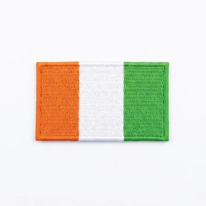 Peut inclure: Écusson brodé représentant le drapeau de la Côte d'Ivoire. Le patch rectangulaire présente des rayures verticales orange, blanches et vertes. Le patch a une bordure cousue orange.