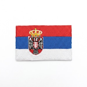 Pode incluir: Patch bordado com a bandeira da Sérvia. O patch retangular tem listras horizontais vermelhas, azuis e brancas. O brasão sérvio está centrado nas listras azuis e brancas, com uma coroa dourada.