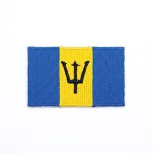 Könnte beinhalten: Gestickter Aufnäher mit der Flagge von Barbados. Das Design zeigt einen vertikalen gelben Streifen in der Mitte, flankiert von blauen Feldern. Ein schwarzer Dreizack befindet sich mittig auf dem gelben Streifen. Der Aufnäher hat eine rechteckige Form.