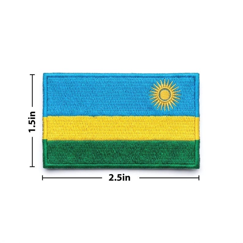 Puede incluir: Parche bordado con la bandera de Ruanda. El parche rectangular mide 6,35 cm de ancho y 3,81 cm de alto. El dise&ntilde;o de la bandera incluye franjas horizontales azules, amarillas y verdes, con un sol amarillo en la esquina superior derecha.