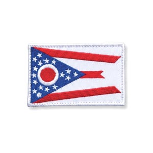 Può includere: Una toppa ricamata rettangolare con il design della bandiera dello stato dell'Ohio. La bandiera presenta un campo triangolare blu sulla sinistra con un cerchio bianco e diciassette stelle bianche, e strisce orizzontali rosse e bianche.