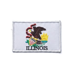 Peut inclure: Un écusson rectangulaire brodé sur fond blanc représentant le sceau de l'État de l'Illinois. Le motif comprend un aigle brun, un ruban rouge, un bouclier à rayures rouges et blanches, un soleil jaune et le texte ILLINOIS en lettres noires.
