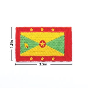 Pu&ograve; includere: Toppa ricamata con la bandiera di Grenada. La toppa rettangolare misura 6,35 cm di larghezza e 3,81 cm di altezza. Il design della bandiera include un centro giallo e verde, un bordo rosso e una stella al centro.