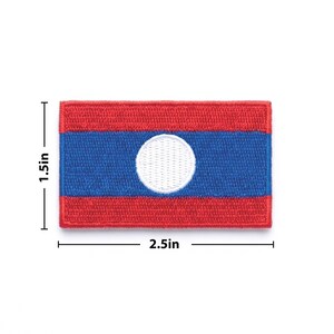 K&ouml;nnte beinhalten: Rechteckiger, gestickter Aufn&auml;her mit der Flagge von Laos. Die Flagge hat rote Streifen oben und unten, einen blauen Mittelstreifen und einen wei&szlig;en Kreis in der Mitte. Der Aufn&auml;her ist 6,35 cm lang und 3,81 cm hoch.