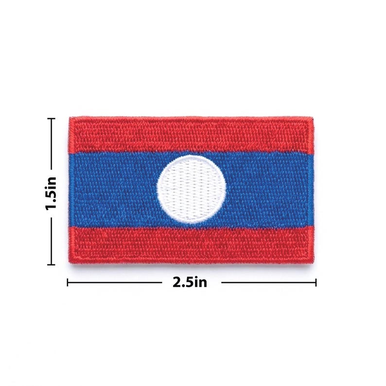 K&ouml;nnte beinhalten: Rechteckiger, gestickter Aufn&auml;her mit der Flagge von Laos. Die Flagge hat rote Streifen oben und unten, einen blauen Mittelstreifen und einen wei&szlig;en Kreis in der Mitte. Der Aufn&auml;her ist 6,35 cm lang und 3,81 cm hoch.