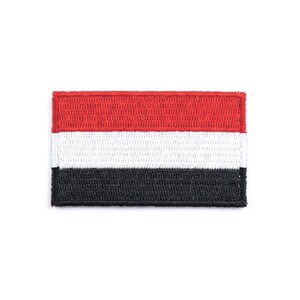 Puede incluir: Parche bordado con la bandera de Yemen. El parche rectangular muestra tres franjas horizontales: roja en la parte superior, blanca en el medio y negra en la parte inferior. El parche es para ropa o accesorios.