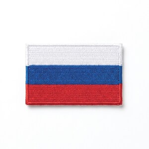 Puede incluir: Parche bordado con la bandera de Rusia. El parche rectangular muestra tres franjas horizontales: blanca en la parte superior, azul en el centro y roja en la parte inferior. Los bordes están cuidadosamente cosidos.