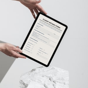 Może przedstawiać: Zestaw trzech ceramicznych kubków z nakrapianym, matowym wykończeniem. Kubki są w odcieniach kremu, jasnobrązowego i ciemnobrązowego. Każdy kubek ma prosty, minimalistyczny design i zaokrąglony uchwyt.