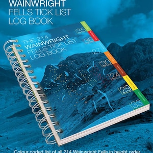 Op de afbeelding: Een spiraalgebonden logboek getiteld "THE 214 WAINWRIGHT FELLS TICK LIST LOG BOOK". De omslag toont een berglandschap met genummerde, kleurgecodeerde secties. Het boek bevat informatie over de fells, diagrammen en kaarten.