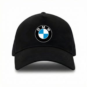 Peut inclure: Casquette de baseball noire avec le logo BMW. Le logo est un emblème circulaire avec un motif à carreaux blanc et bleu, entouré d'un anneau noir avec les lettres "BMW". La casquette a une visière incurvée et une couronne structurée.