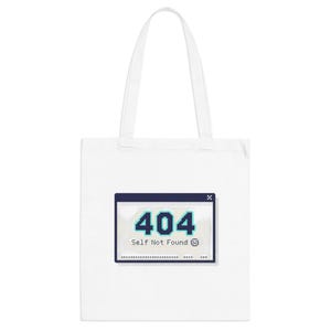 Könnte beinhalten: Weiße Tragetasche mit einer pixeligen Computerfehlermeldung. Die Meldung lautet "404 Self Not Found" in Blau und Weiß. Die Tasche hat zwei weiße Griffe und besteht aus einem schlichten weißen Stoff. Ein humorvolles Accessoire.