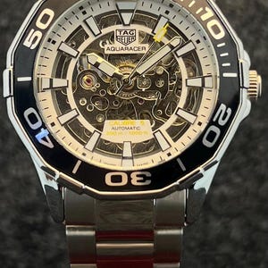 Relógio de pulso masculino vintage TAG Heuer Kenneth Cole automático com mostrador branco e bisel giratório.
