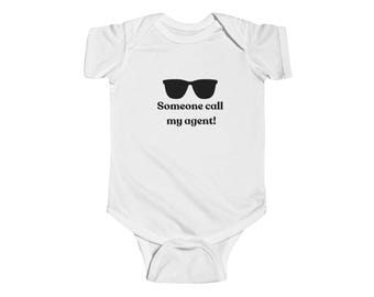 Body/mono de bebé con estampado de gafas de sol de Someone Call My Agent y texto