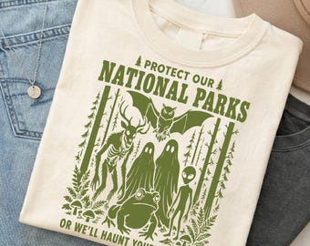 Chroń nasze parki narodowe SVG, Upiorny kryptyd PNG, Albo dobrze nawiedzaj swoje podwórko, Grafika Bigfoot Alien Mothman, Pobierz plik Vintage Trekking D