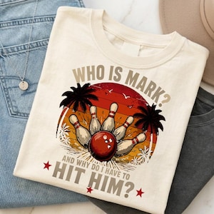 Who Is Mark Bowling png, grappige bowler SVG, sarcastische papa grap gesneden bestand, retro zonsondergang bowling afbeelding, sporthumor Cricut digitale download