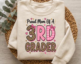 Orgullosa mamá de un alumno de tercer grado PNG, lazo de leopardo SVG, sublimación de regreso a clases, archivo de diseño digital para mamá de tercer grado