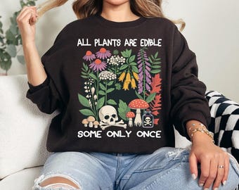 Todas las plantas son comestibles PNG, algunas solo una vez SVG para dtf, estilo cottagecore oscuro botánico, arte digital gótico de jardín con calavera de hongo, descarga gráfica