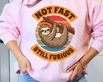 Nicht schnell, aber wütend (PNG), Lustiges Faultier (SVG), Retro-Sonnenuntergang-Sublimation, Lustiges Tier (digitaler Download), Faultier-Design (PNG- und SVG-Datei)