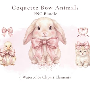 以下が含まれることがあります： 黒い持ち手と「But First, Coffee」のテキストが黒い太字で書かれた白いセラミックマグ。マグは木製の表面に置かれています。マグの高さは約10cmです。