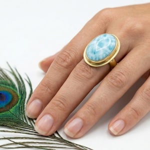 Larimarring, guldmässingsring, oval ädelstensring, uttalandering, handgjorda larimarsmycken, blå stenring, boho-ring, present till henne,