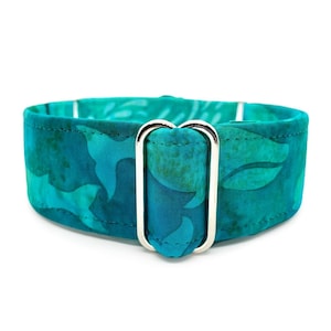 Turquoise Seas Martingale OR zijsluiting hondenhalsband - zacht groenblauw blauw groene walvissen en oceaanspatten Met batikstof gewikkelde halsband voor huisdieren