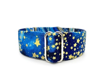 Galaxy Martingale O collar de perro con hebilla de liberación lateral - Estrellas de oro metálico en azul cielo nocturno tela celestial envuelto collar de mascota