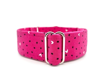 Pink Raz Hearts Martingale O Collar para perros con hebilla de liberación lateral - Corazones de San Valentín magenta brillante y collar para mascotas envuelto en tela de confeti