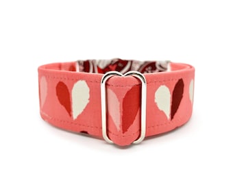 Corazones pintados Martingale O collar de perro con hebilla de liberación lateral - rosa, rojo, blanco corazones de San Valentín y collar de mascota envuelto en tela Paisley