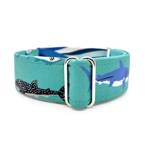 Shark Week Hundehalsband mit Martingale oder seitlicher Schnalle - Türkis-blaues Meeresleben und Meereswellen-Stoffhalsband, speziell angefertigt auf Bestellung