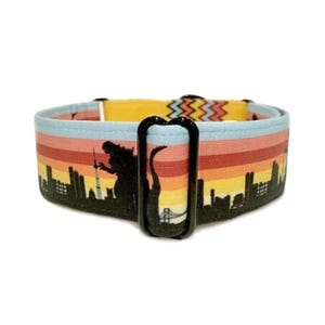 Obroża dla psa Dogzilla Martingale lub Quick Release Buckle: 1 cal lub 1,5 cala Obroża dla zwierząt Retro Gold City Skyline Godzilla Graphic Art