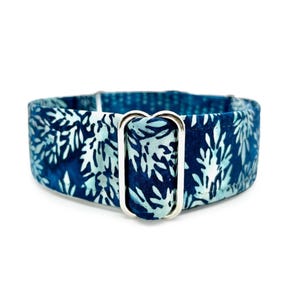Obroża dla psa Winter Night Martingale OR Quick Release Buckle - granatowa i lodowatonieniebłękitna Obroża dla zwierząt Batik z płatkami śniegu i soplami, wykonana na zamówienie