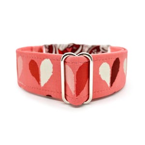 Collar para perro con hebilla de liberación lateral o martingala con corazones pintados - Rosa, rojo, blanco - Collar para mascota con corazones y cachemira para el Día de San Valentín envuelto en tela