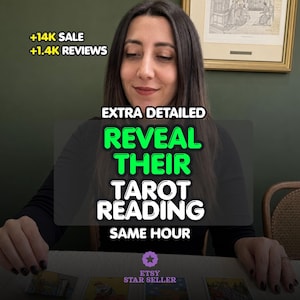 Op de afbeelding: Een persoon met lang donker haar in een zwart shirt met lange mouwen, zittend achter een tafel met vier tarotkaarten. De tekstoverlays bevatten +14K SALE, +1.4K REVIEWS, EXTRA DETAILED REVEAL THEIR TAROT READING SAME HOUR en ETSY STAR SELLER.